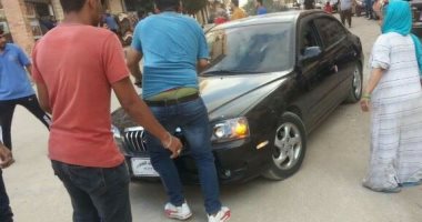 بالفيديو والصور.. سيدة تدهس مواطنين بسيارتها بعد مشاجرة فى الإسماعيلية