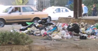 بالصور.. تراكم القمامة فى حديقة شارع جسر السويس ومطالب بتوفير صناديق لجمعها
