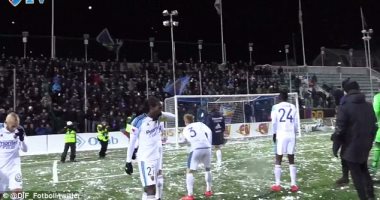 لاعبو فريق سويدى يلقون كرات الثلج على الجماهير احتفالاً بنهاية الموسم