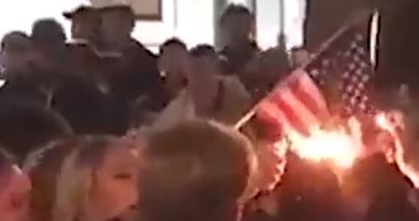 بالفيديو.. متظاهرون أمريكيون يحرقون علم بلادهم احتجاجا على فوز "ترامب"