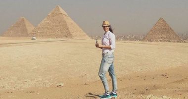 بالصور.. بطلة رولان جاروس تزور مصر للاستمتاع بالأهرامات