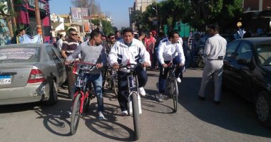 بالصور.. طلاب الصعيد يستقلون الدراجات لجامعة سوهاج بعد ارتفاع سعر الوقود