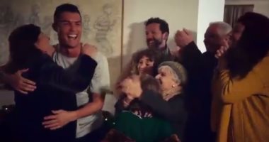 بالفيديو.. رونالدو يمثل فيلم "وحدى فى المنزل" مع والدته بأحدث إعلاناته 
