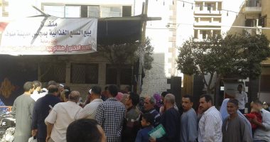 بالصور.. توزيع سلع غذائية بأسعار مخفضة على المواطنين بمدينة منوف