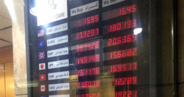 الدولار يواصل انخفاضه ويسجل 15.95 بمطار القاهرة
