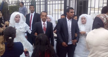 وصول عرائس الزفاف الجماعي إلى محافظة المنيا على نغمات تسلم الأيادى