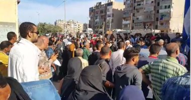 بالفيديو والصور.. أهالى الإسكندرية ينتظرون وصول جثمان محمود عبد العزيز