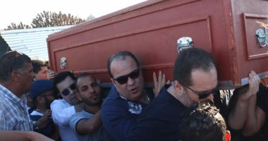 وصول جثمان الراحل محمود عبد العزيز إلى مسقط رأسه بالورديان فى الإسكندرية