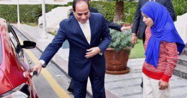 مسؤولو صندوق تحيا مصر ونائب محافظ الإسكندرية يسلمون سيارة "فتاة العربة"