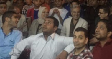بالفيديو والصور.. جابر نصار وطلاب جامعة القاهرة يشاهدون مباراة مصر وغانا