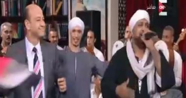 بالفيديو.. عمرو أديب يرقص مع حجازى متقال بأعلام مصر احتفالا بفوز المنتخب