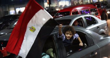 مواطنون يحتفلون بفوز الفراعنة على غانا فى شوارع القاهرة
