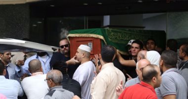 جثمان محمود عبدالعزيز يغادر المستشفى لمسجد الشرطة استعدادا لصلاة الجنازة