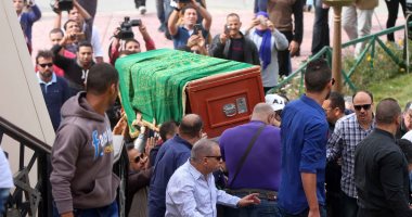 بالفيديو..جنازة محمود عبد العزيز تتحرك من مسجد الشرطة للمدافن بالإسكندرية