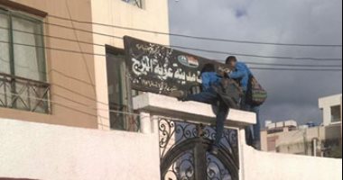 بالصور.. هروب طلاب من مدرسة بدمياط وتسلقهم سور مركز شباب للعب الكرة