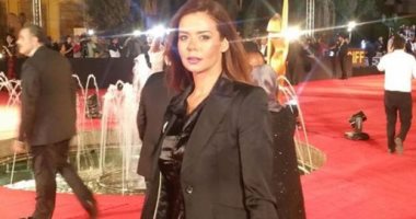 كيف ردت الفنانة إيمى سالم على منتقدى ارتدائها "بدلة سوداء" بمهرجان القاهرة 