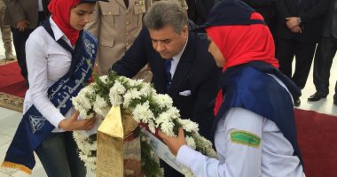 بالصور .. رئيس جامعة بنها يضع أكاليل الزهور على النصب التذكاري لشهداء الجيش