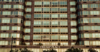 نيويورك تايمز:إزالة اسم ترامب من 3 أبراج فى مانهاتن بعد اعتراض المستأجرين