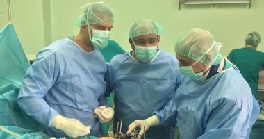 طبيب أزهرى يضمد جراح  مرضى البوسنة والهرسك و يجرى  11 عملية جراحية  