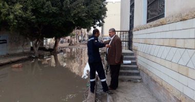 بالصور.. استياء أهالى بلبيس من غرق عيادة التأمين الصحى فى مياه الصرف الصحى