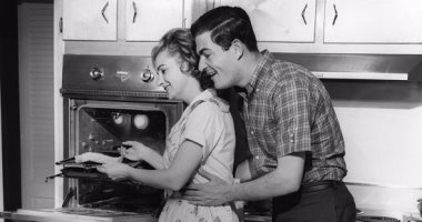  دراسة: عدم مساعدة الرجال فى الأعمال المنزلية يجعلهم أكثر عرضة للخيانة