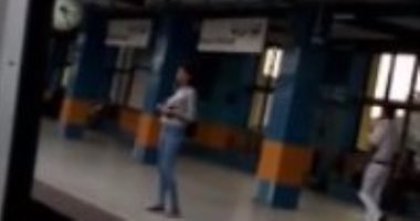 بالفيديو.. سائق مترو يخطئ ويفتح الباب الخلفى بمحطة كلية الزراعة