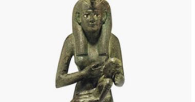 بالصور.. دار مزادات بلندن تعرض آثارا مصرية للبيع.. منها تمثال لإيزيس
