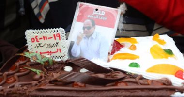 بالفيديو والصور.. متظاهرو القائد إبراهيم يحتفلون بتورتة فى عيد ميلاد السيسى