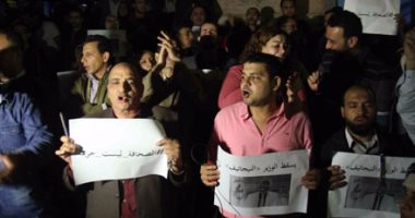 وقفة للصحفيين على سلالم نقابتهم اعتراضًا على حكم حبس النقيب