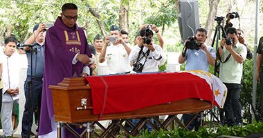 بالصور.. دفن جثمان دكتاتور الفلبين فى جنازة عسكرية فى مانيلا