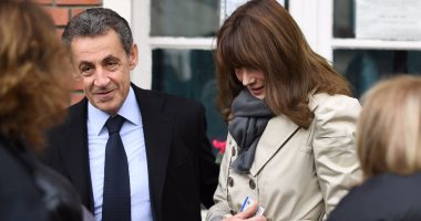 بالصور.. نيكولا ساركوزى وزوجته يدليان بصوتيهما لاختيار مرشح رئاسة فرنسا