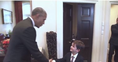 بالفيديو.. أوباما يقابل الطفل أليكس صاحب دعوة عمران السورى للعيش فى منزله