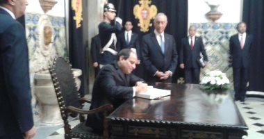 بالصور.. الرئيس السيسي يوقع فى سجل الشرف بالقصر الجمهورى بالبرتغال
