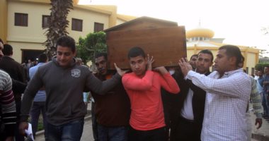 بالصور.. جثمان يحيى الجمل يغادر جامعة القاهرة إلى مثواه الأخير 