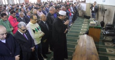  المئات يؤدون صلاة الجنازة على يحيى الجمل بمسجد جامعة القاهرة