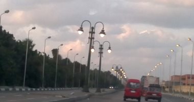 قارئ يرصد أعمدة مضاءة نهاراً فى طريق الموقف الجديد بالإسكندرية 