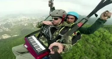 بالفيديو.. فى ذكرى استقلال لبنان فرقة موسيقية تعزف النشيد الوطنى بالجو