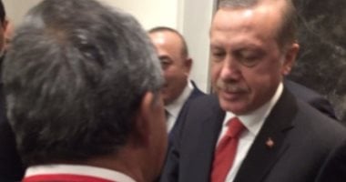 أردوغان ووزير خارجيته يصافحان نائبان بالكنيست فى اجتماع للناتو بأسطنبول