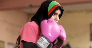 أمريكية تهدى الفوز ببطولة ملاكمة لمسلمة بعد استبعادها بسبب الحجاب