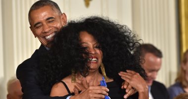 بالصور.. أوباما يتعرض لموقف محرج أثناء تكريمه للفنانة ديانا روس بسبب شعرها