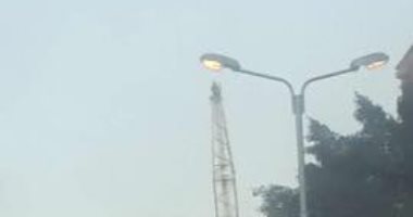 قارئ يرصد إضاءة أعمدة الكهرباء نهارا بشارع جسر السويس