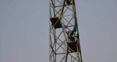 بالفيديو..مشجع محلاوى يتسلق أعمدة الإنارة لمؤازرة فريقه قبل مباراة الرجاء