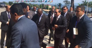 ننشر صور وصول الرئيس السيسى مقر انعقاد القمة العربية الأفريقية بغينينا