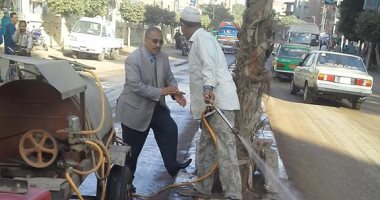 بالصور.. رئيس مدينة منوف يشارك فى حملات نظافة الشوارع