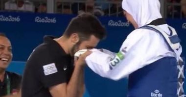 هنا الاولمبياد.. المدرب الإسباني يقبل يد هداية ملاك بعد برونزية ريو دى جانيرو 