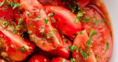 بالصور والخطوات.. طريقة عمل الطماطم المتبلة