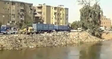 بالفيديو.. قارئ يرصد إلقاء سيارات حى شبرا القمامة فى ترعة الإسماعيلية بمسطرد