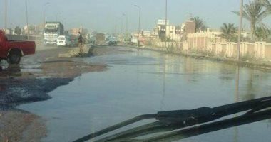 طريق "أم زغيو" يمتلئ بالمياه ومطالب بإعادة رصفه تجنبا للحوادث