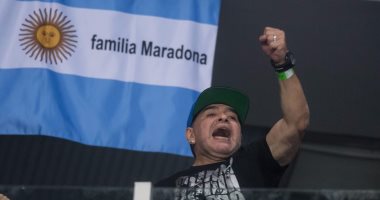 مارادونا يتحول إلى تشجيع التنس من أجل الأرجنتين