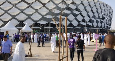 بالفيديو والصور.. جماهير العين الإماراتى تتوافد على ملعب "نهائى آسيا"